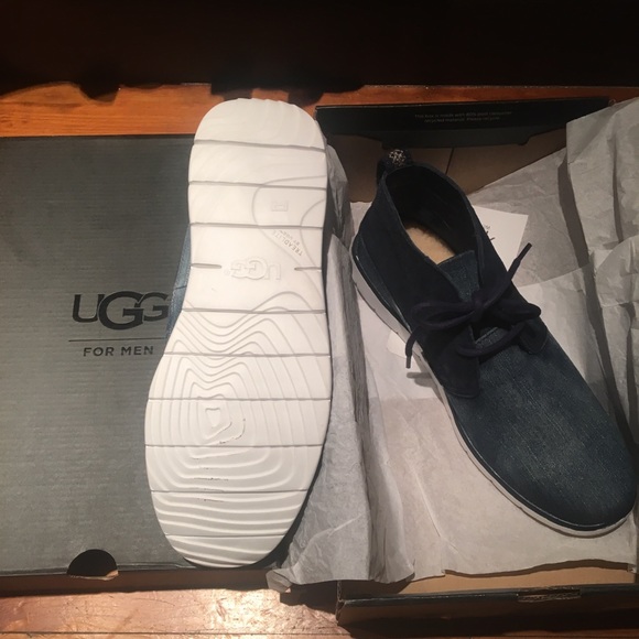 Like new UGG men’s size 10 ‘denim’ shoes - Picture 3 of 3